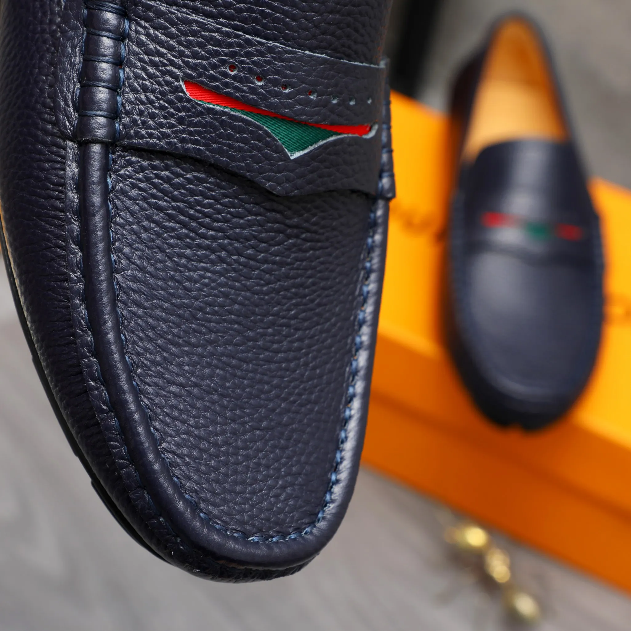 Men's shoes 💰360 Product trademark: LV "Louis Vuitton" casual slip-on men's shoes Regular size: 38-45 Product material: Selected pebbled cowhide upper, pigskin lining, rubber outsole